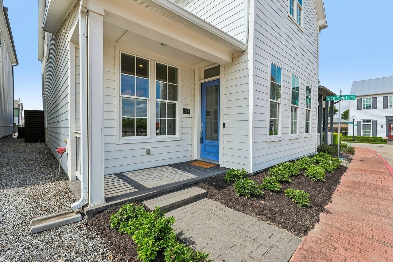 708 Wooster Ln - Photo 4 of 39