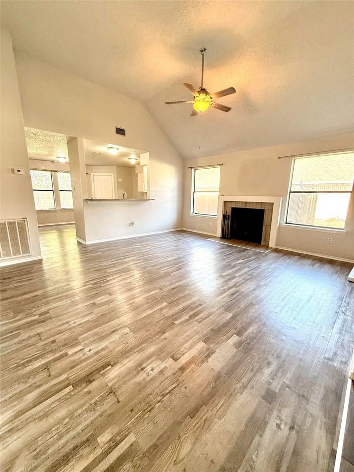 10208 Leatherwood Dr - Photo 3 of 13