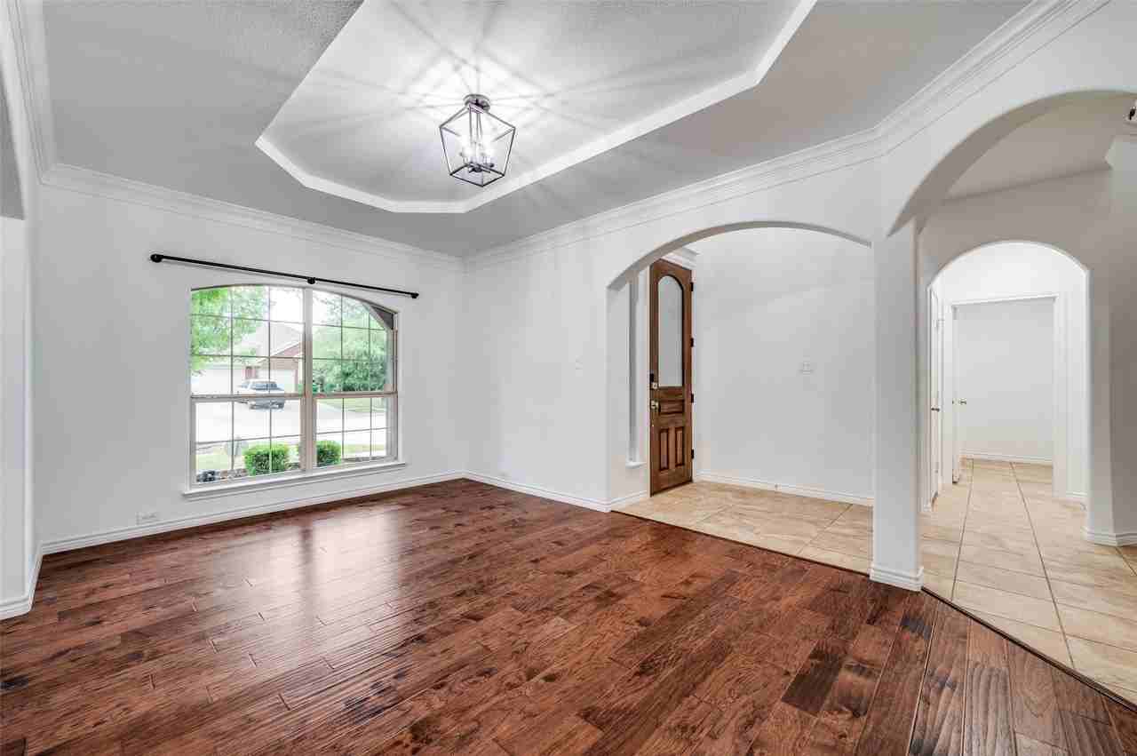 1329 Bateman Ln - Photo 4 of 39