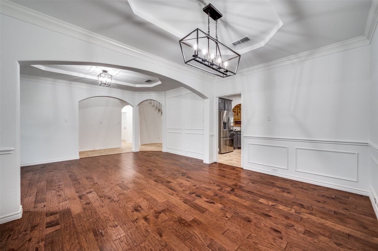 1329 Bateman Ln - Photo 5 of 39