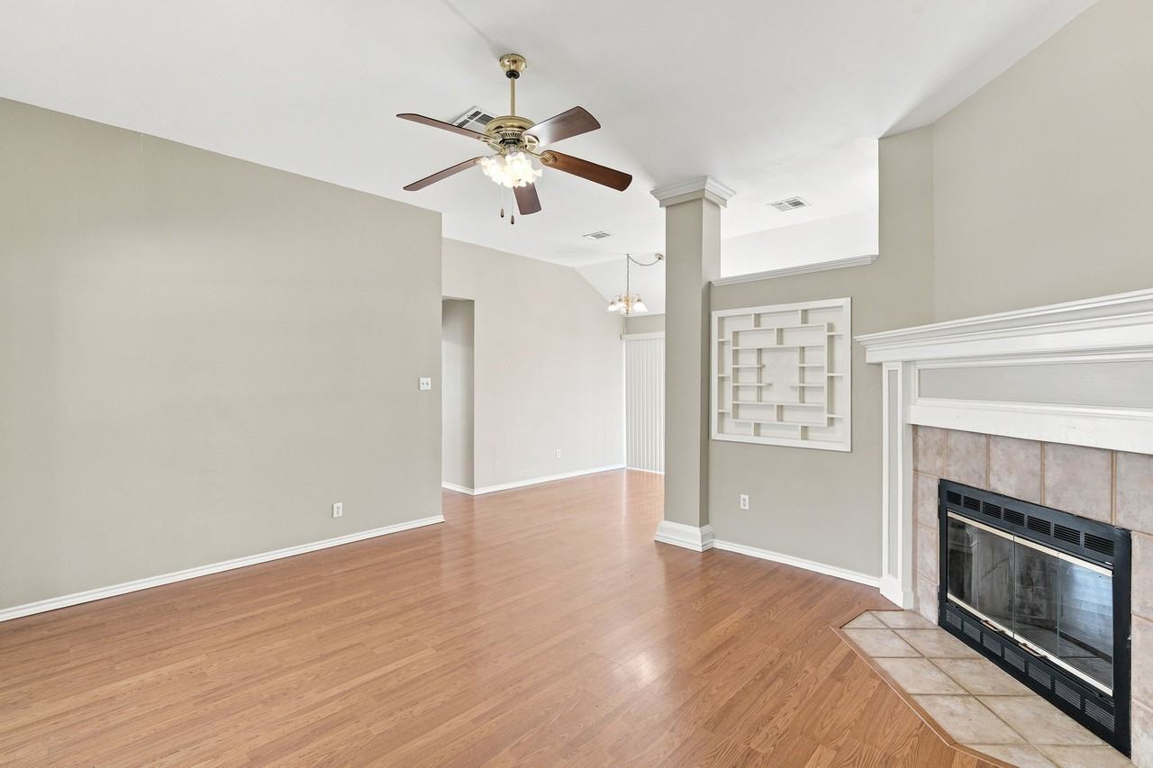114 Trinity St - Photo 4 of 26