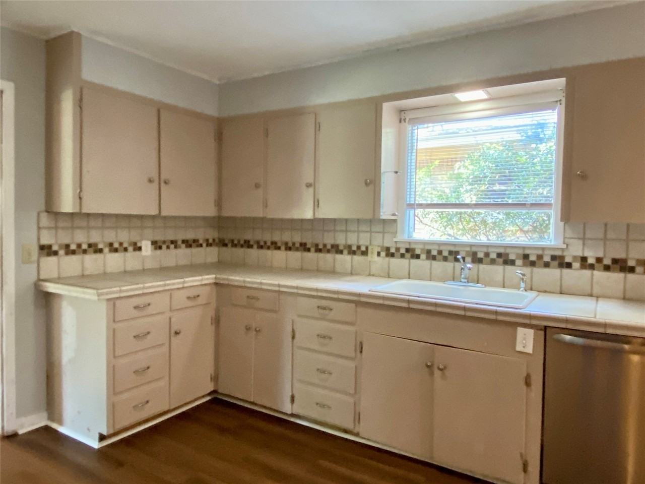 2467 Garfield Ave - Photo 5 of 19