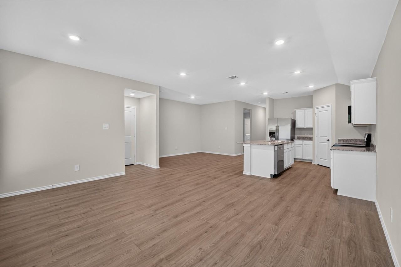 3310 Catamount Dr - Photo 2 of 20