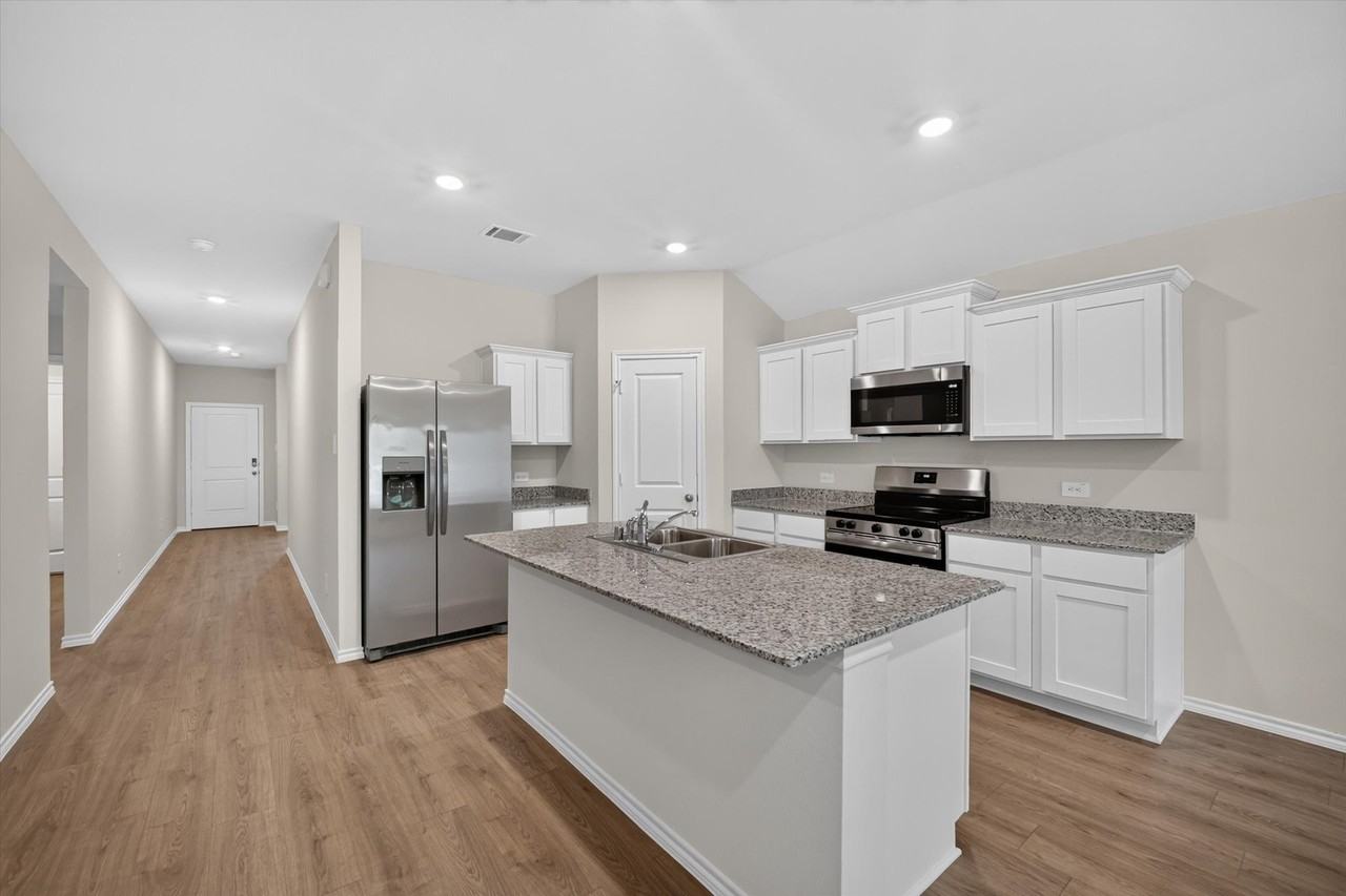 3310 Catamount Dr - Photo 4 of 20