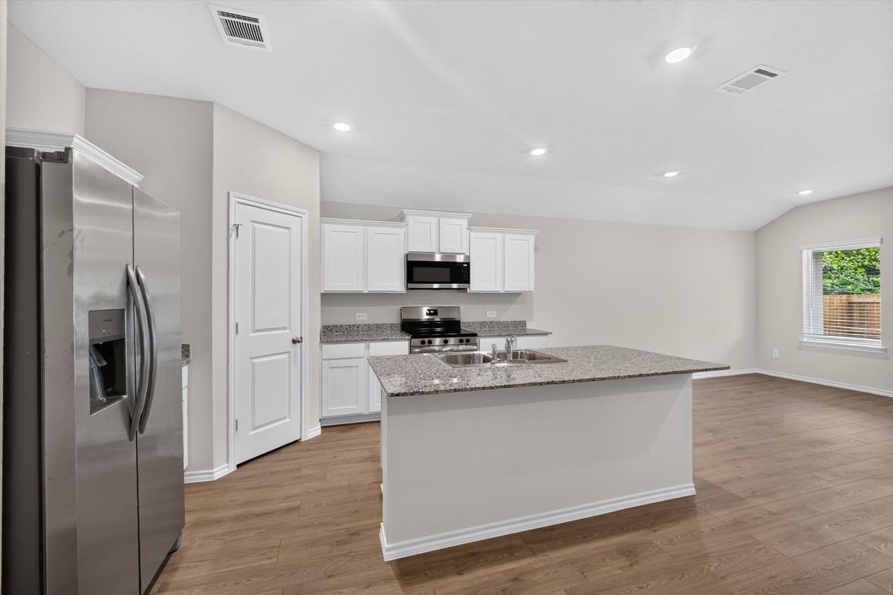 3310 Catamount Dr - Photo 5 of 20