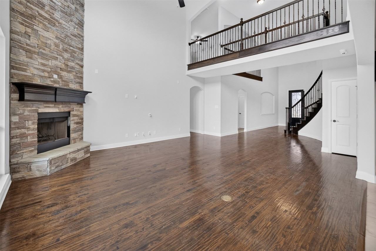 1708 Stillwater Dr - Photo 5 of 30