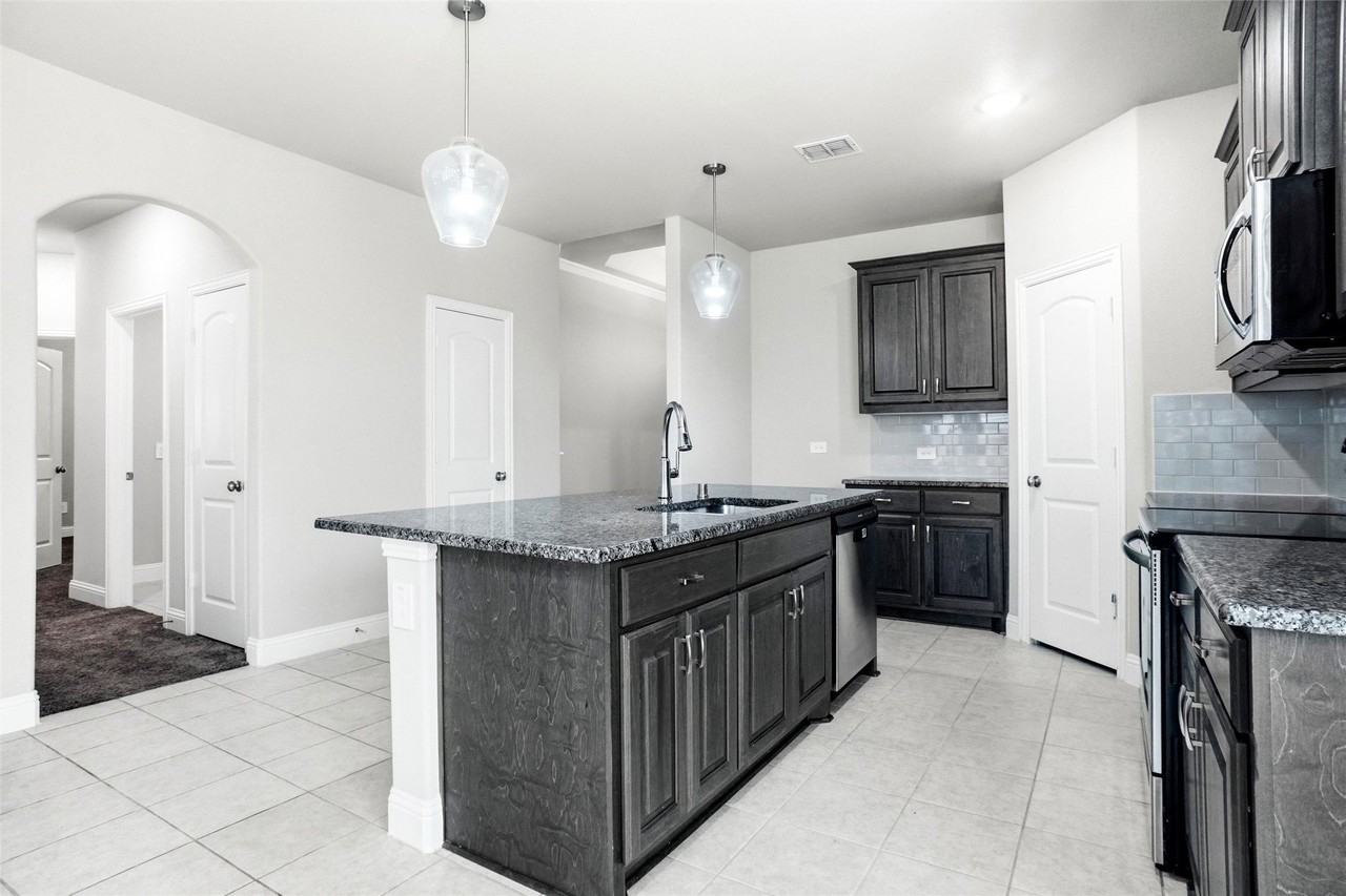 686 Navasota Dr - Photo 4 of 16