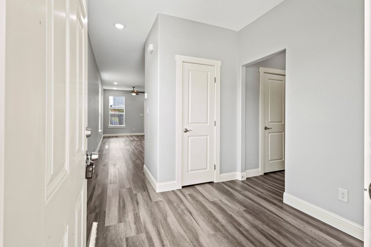 2308 Bloomfield Dr - Photo 3 of 26