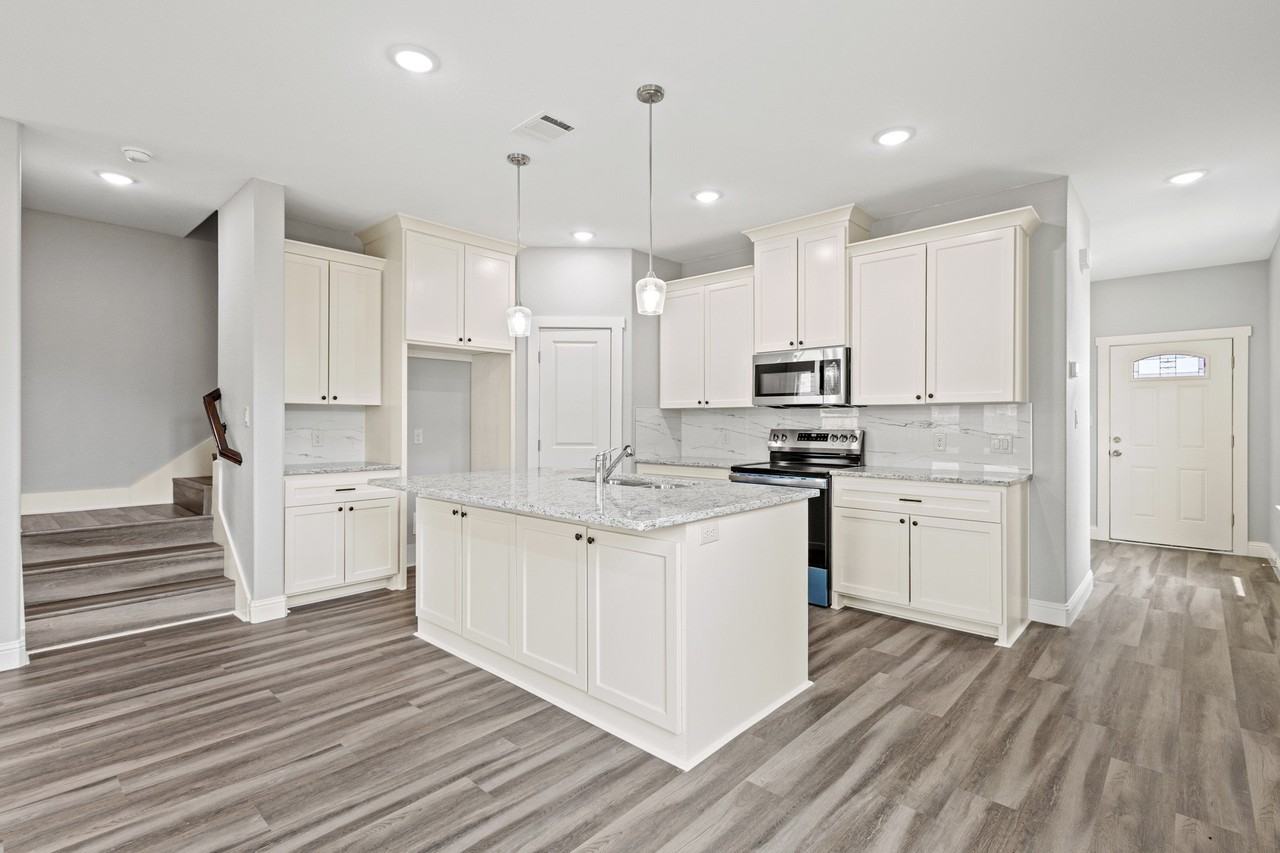 2308 Bloomfield Dr - Photo 4 of 26