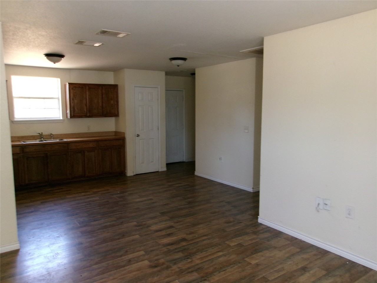 412 S Mill St - Photo 2 of 8