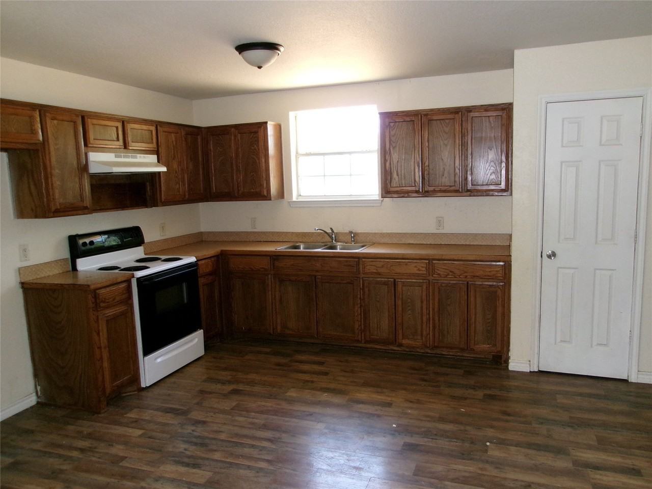 412 S Mill St - Photo 3 of 8