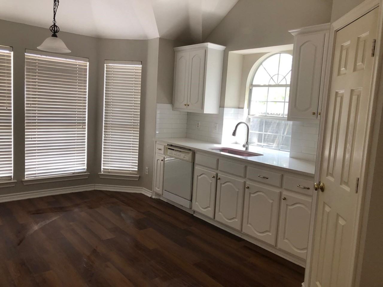 1406 Oxford Dr - Photo 2 of 9