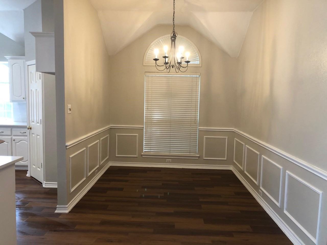 1406 Oxford Dr - Photo 3 of 9