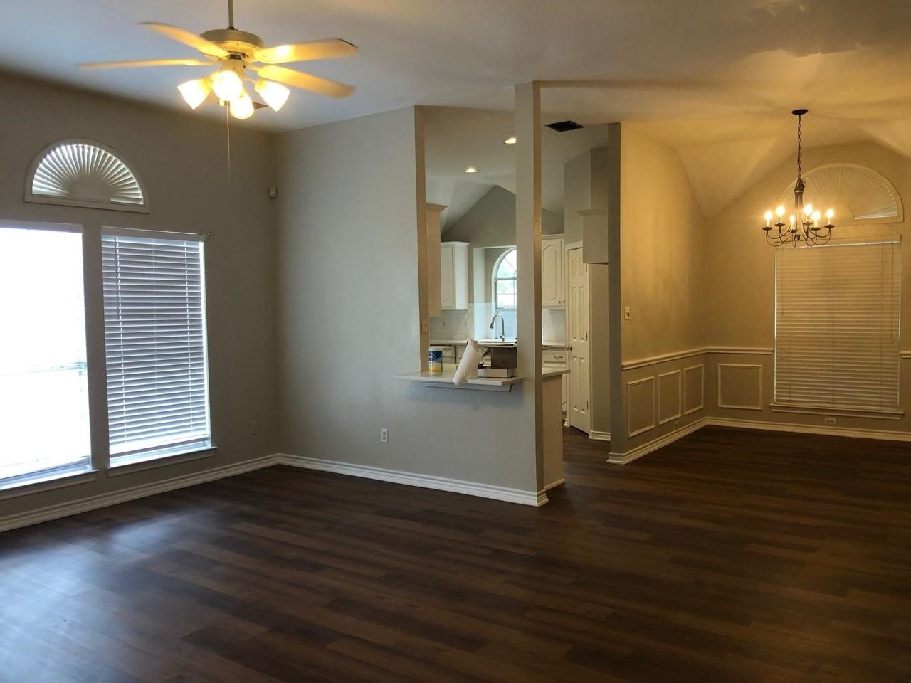 1406 Oxford Dr - Photo 4 of 9