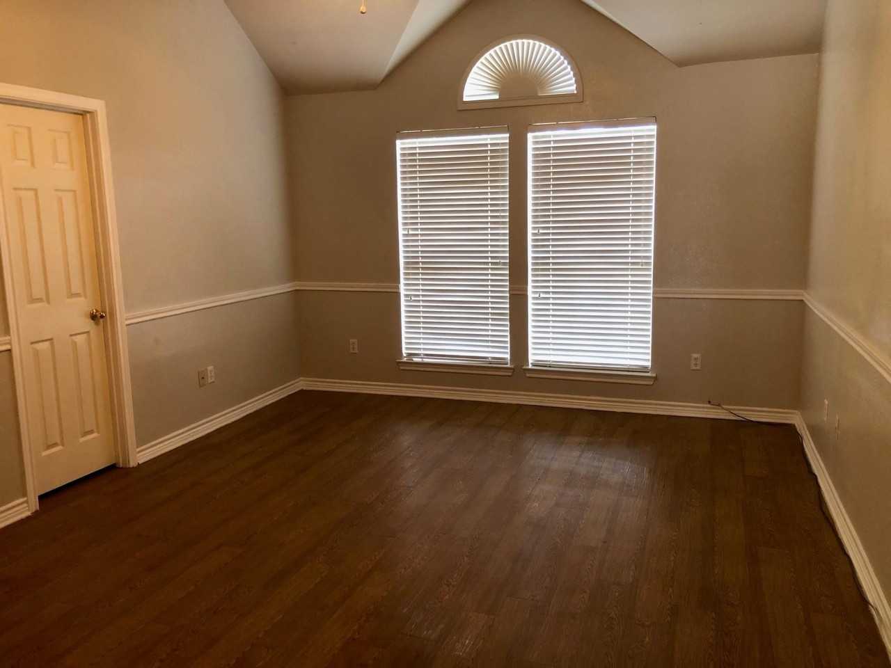 1406 Oxford Dr - Photo 5 of 9