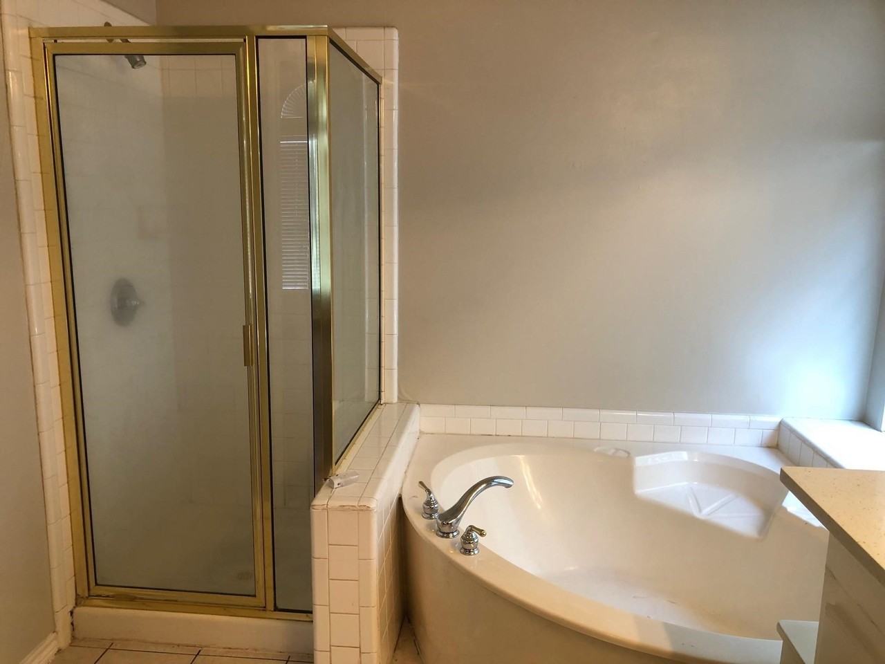 1406 Oxford Dr - Photo 6 of 9