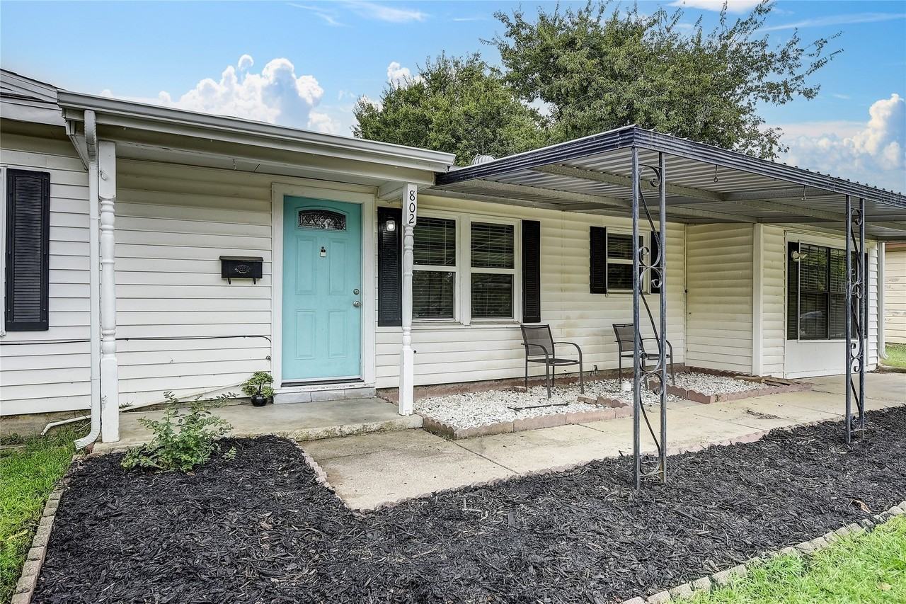 802 E Dallas St - Photo 2 of 24