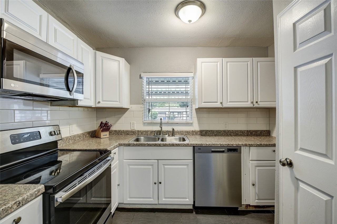 802 E Dallas St - Photo 5 of 24