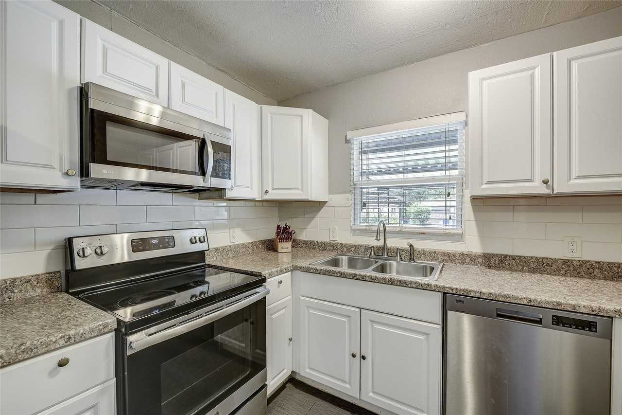 802 E Dallas St - Photo 6 of 24