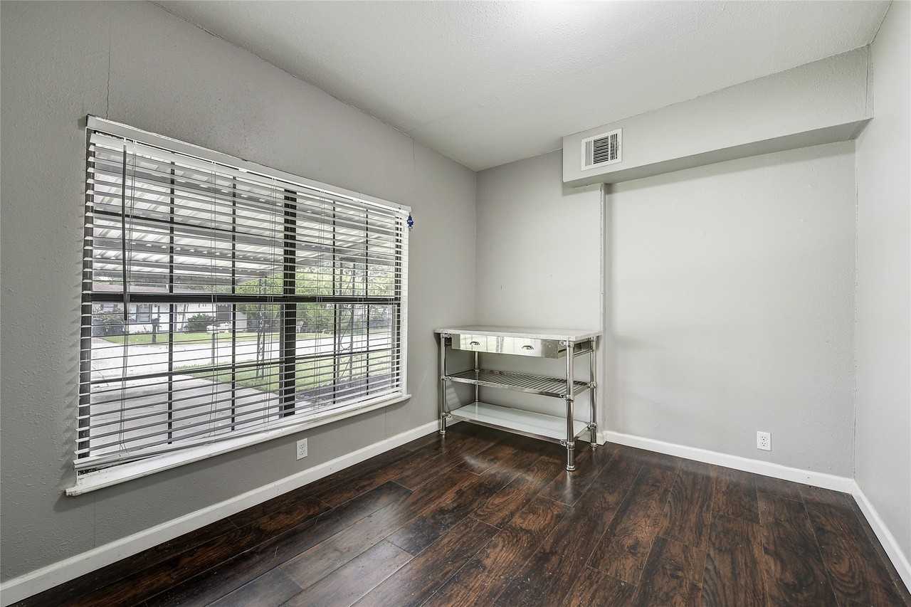 802 E Dallas St - Photo 7 of 24