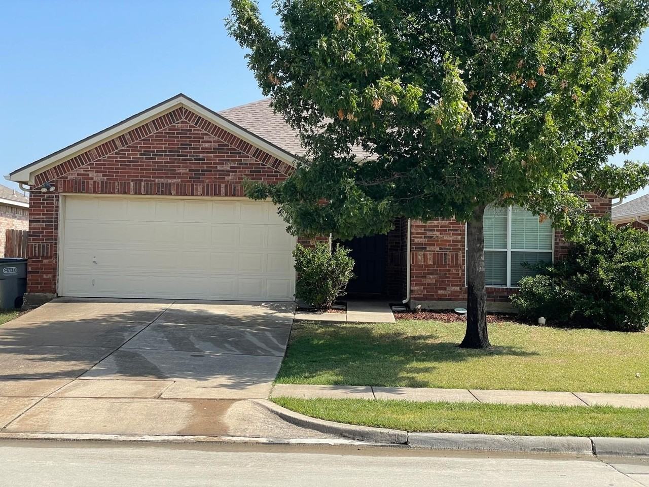 2049 Sunny Side Dr - Photo 2 of 32