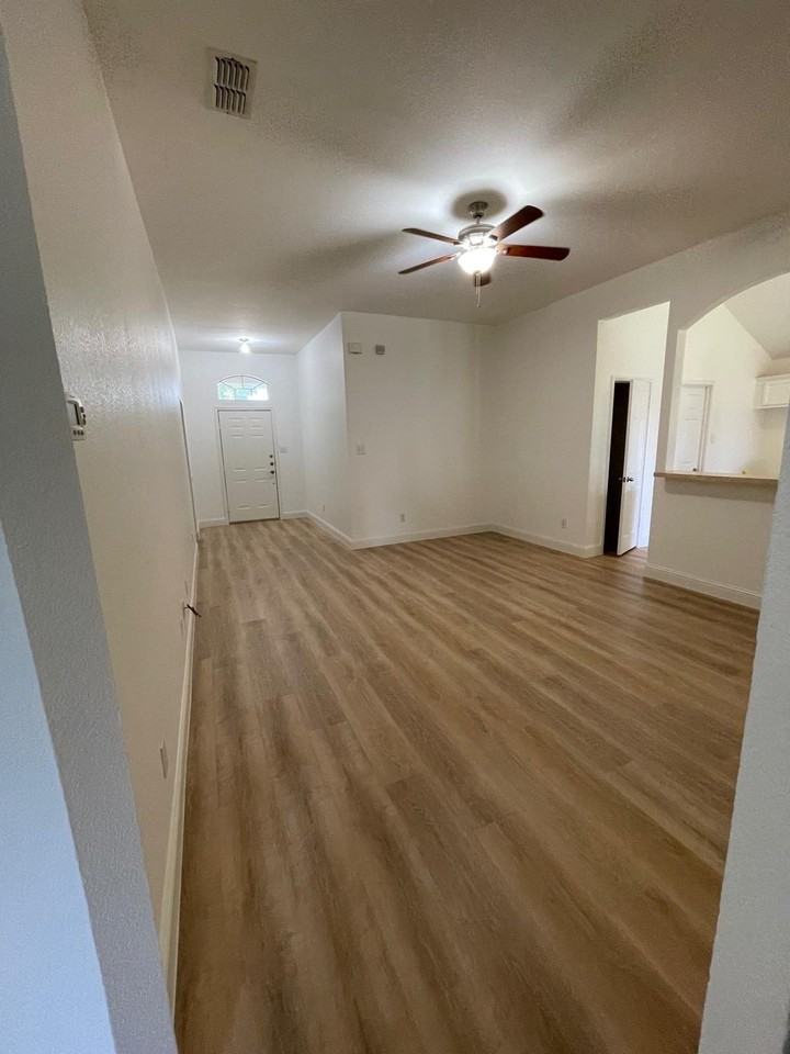 2049 Sunny Side Dr - Photo 3 of 32