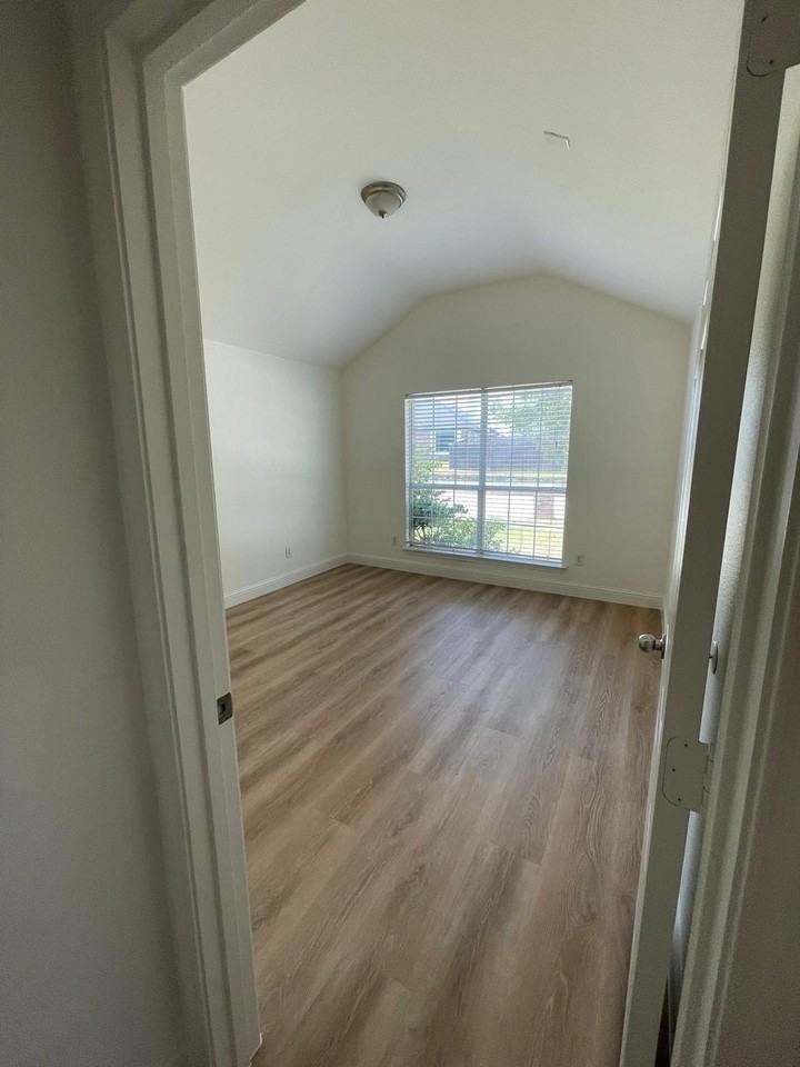 2049 Sunny Side Dr - Photo 4 of 32
