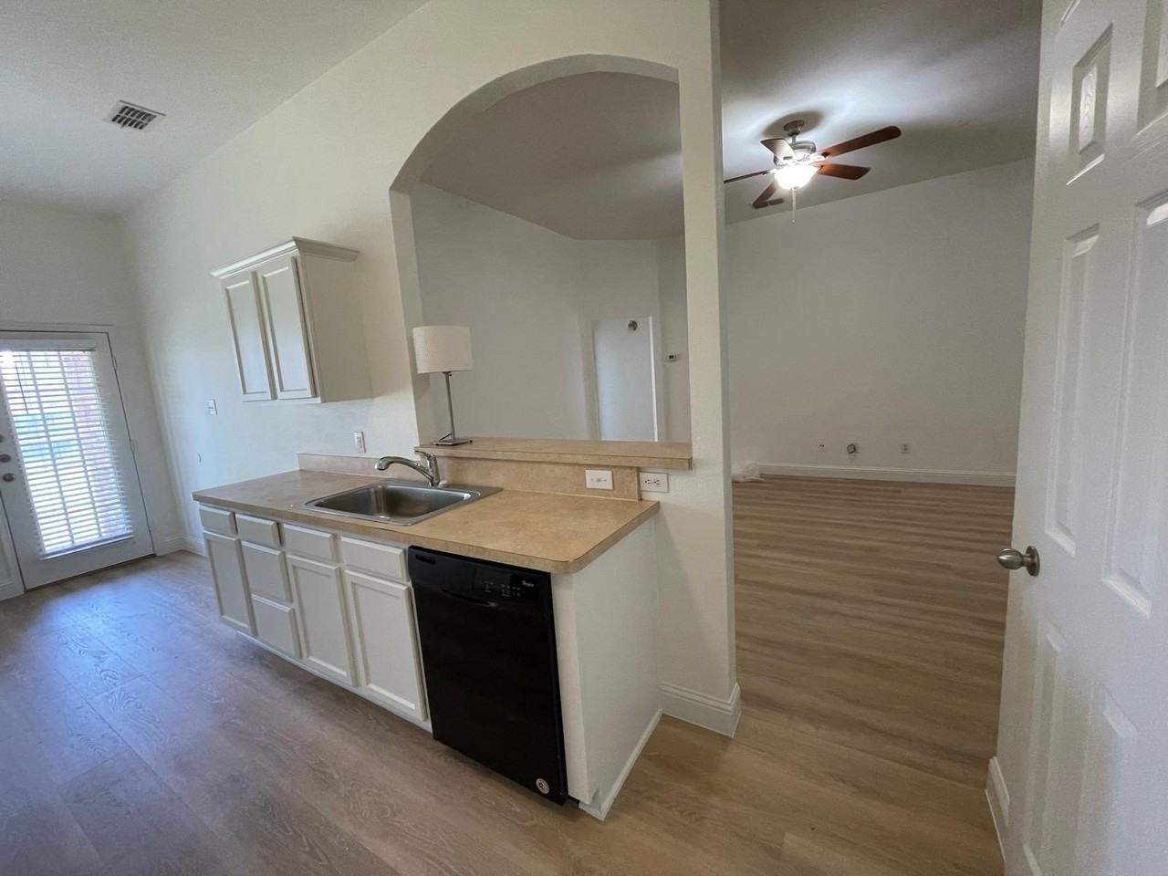 2049 Sunny Side Dr - Photo 5 of 32