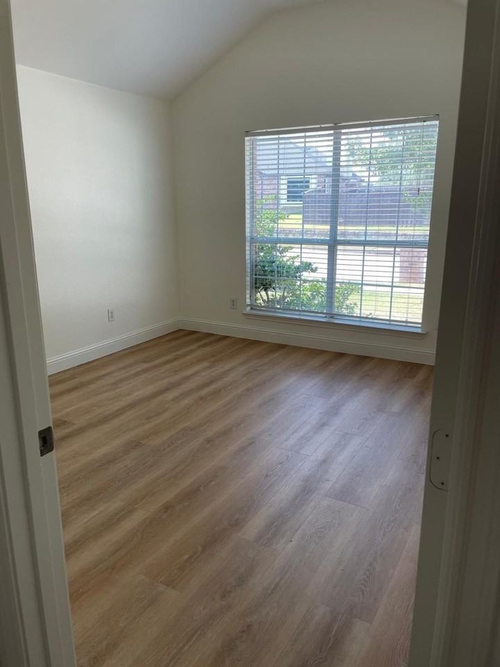2049 Sunny Side Dr - Photo 7 of 32