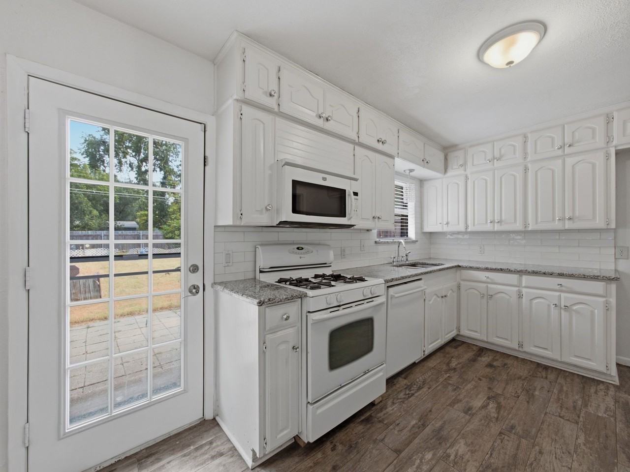 11731 Dorchester Dr - Photo 5 of 25