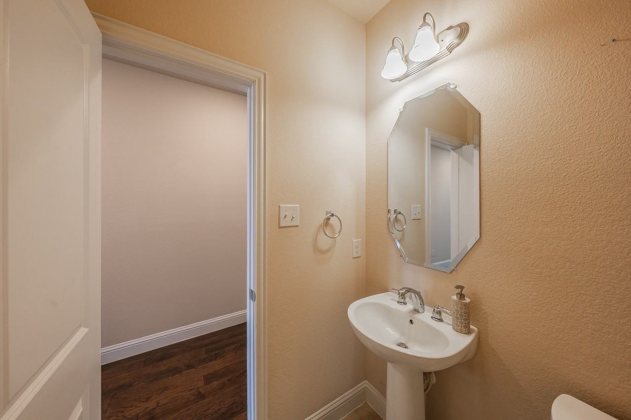 15505 Bluffdale Dr - Photo 5 of 40