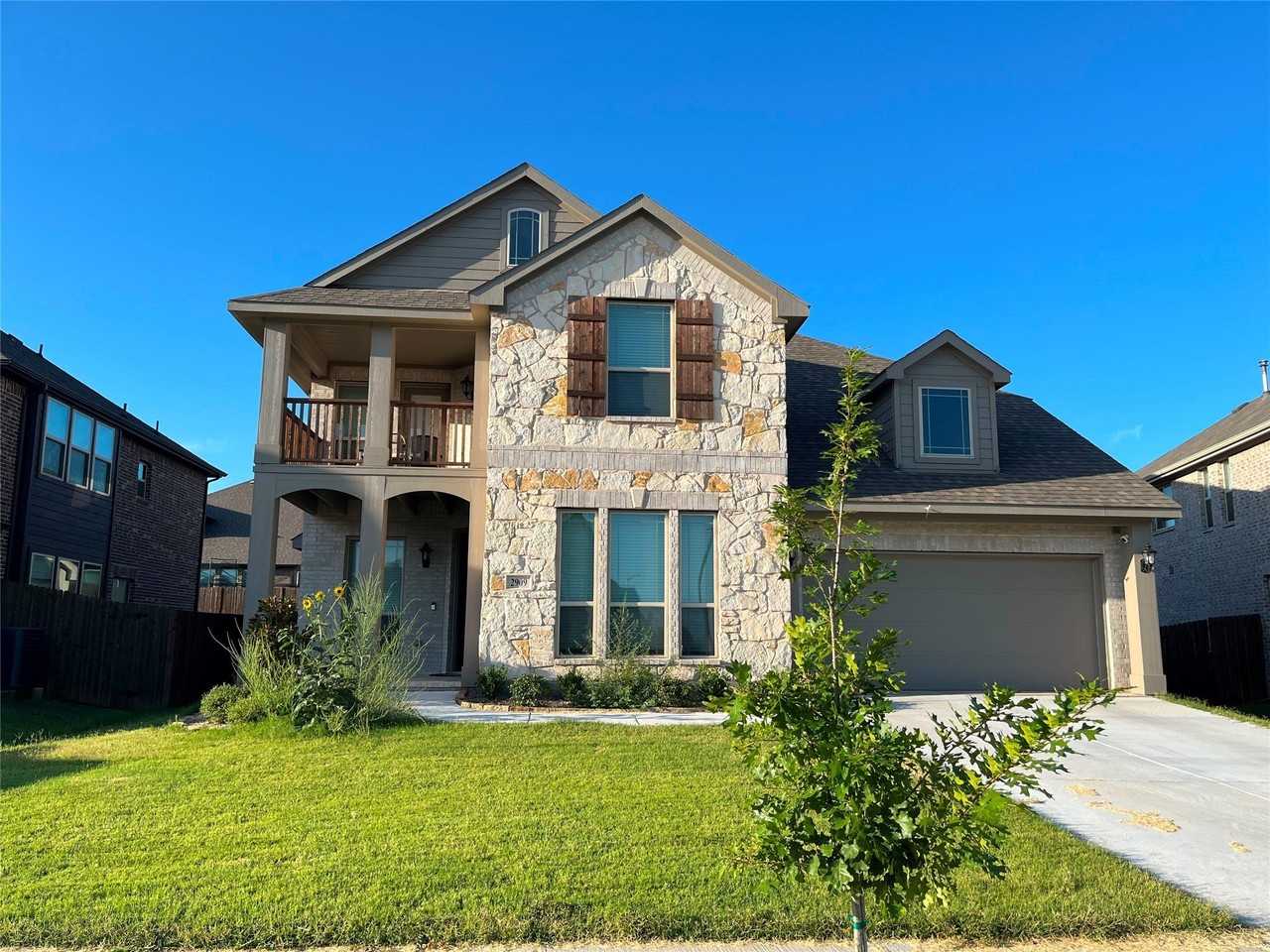 2909 Parkwood Cir - Photo 2 of 18