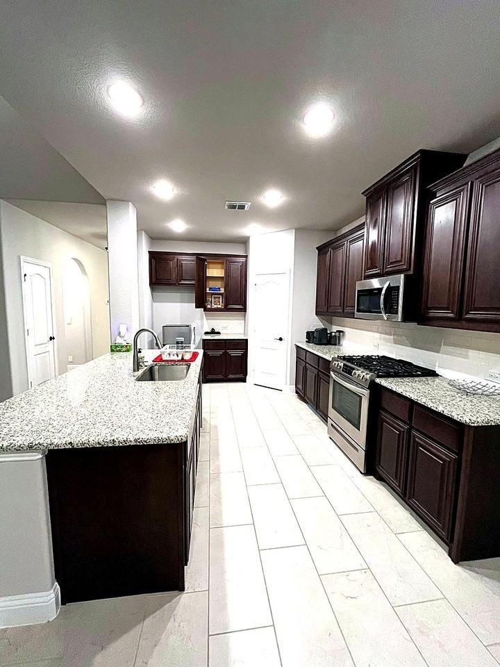 2909 Parkwood Cir - Photo 3 of 18