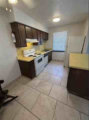 1908 Hickory Ave #B - Photo 2 of 9