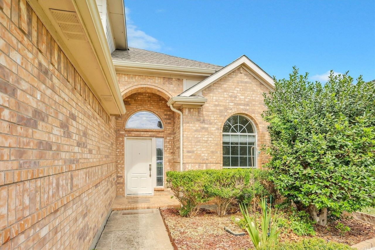 6113 Farrah Dr - Photo 4 of 40