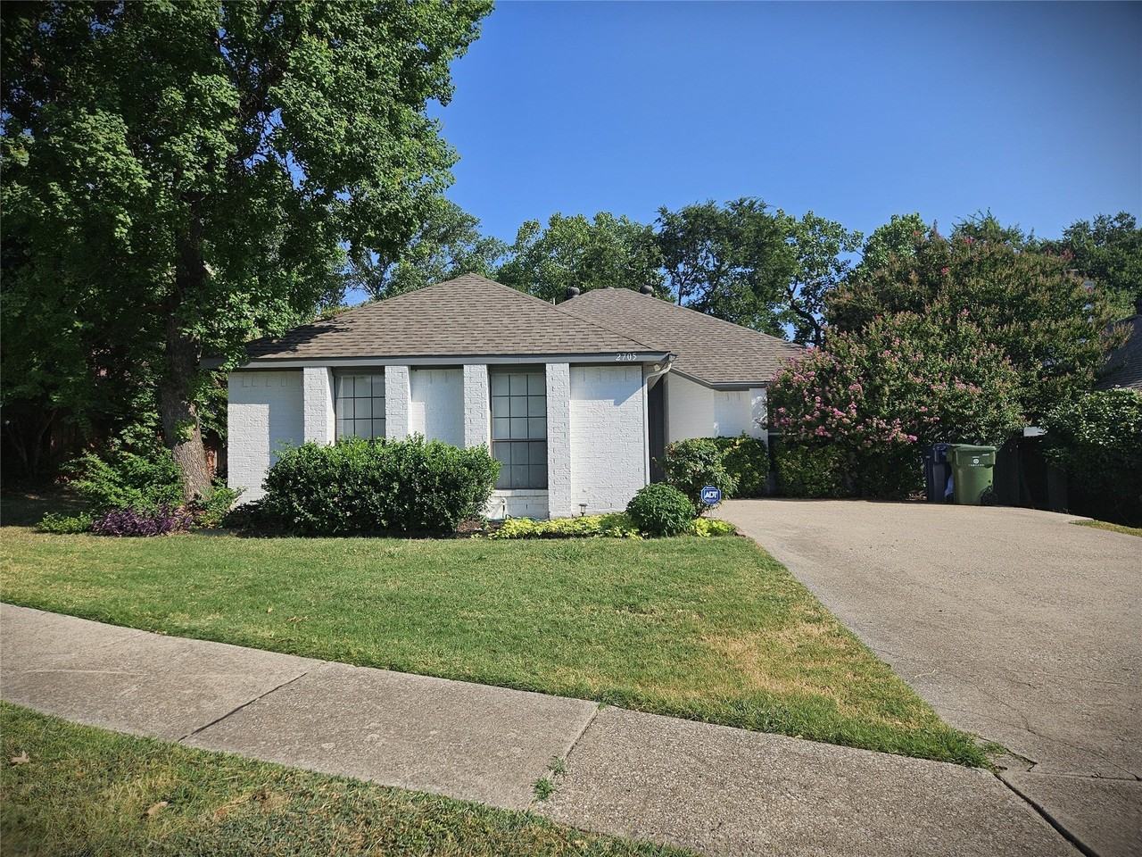 2705 Francisco Dr - Photo 2 of 31