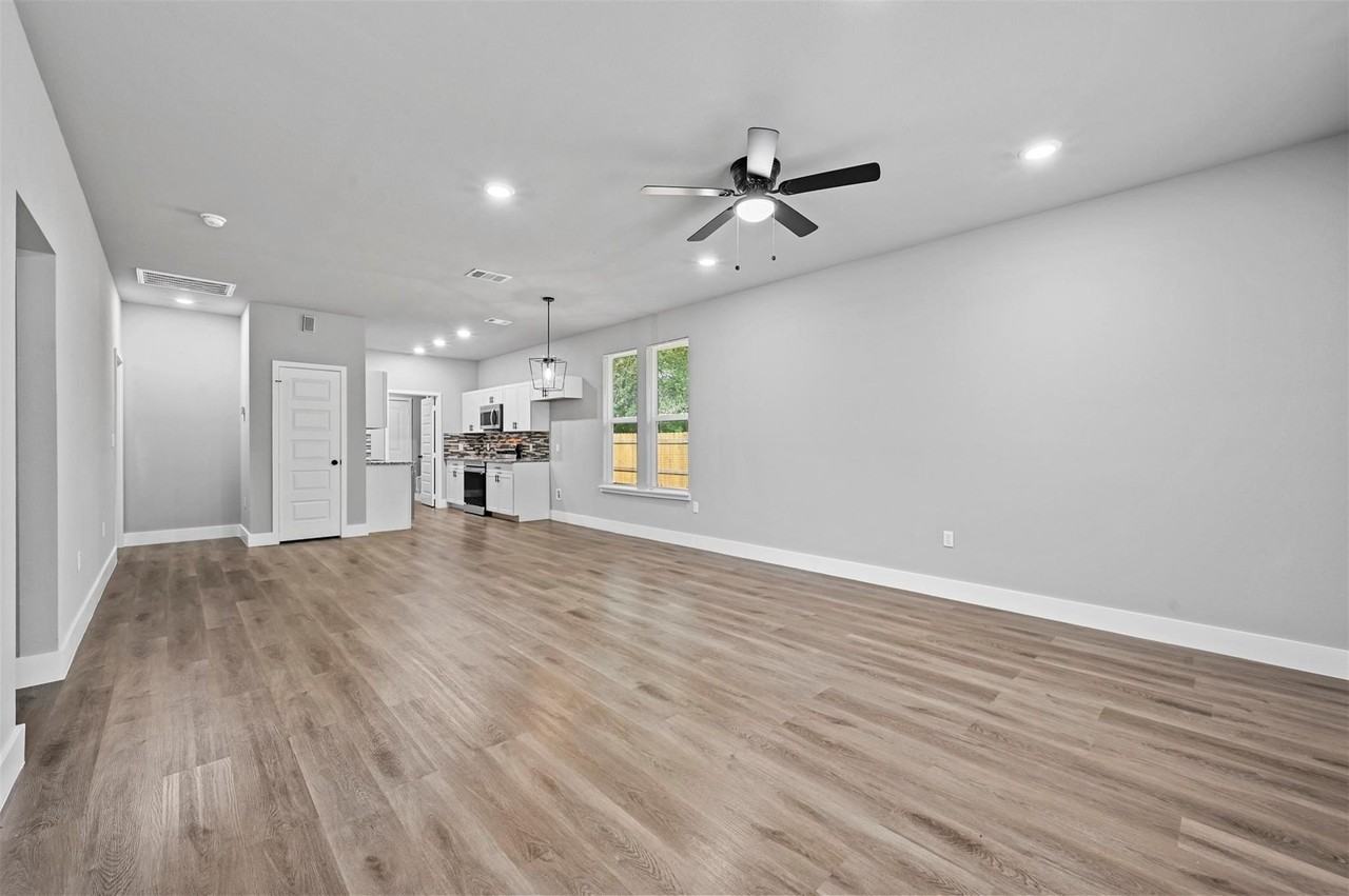6147 Shawnee Dr - Photo 3 of 19