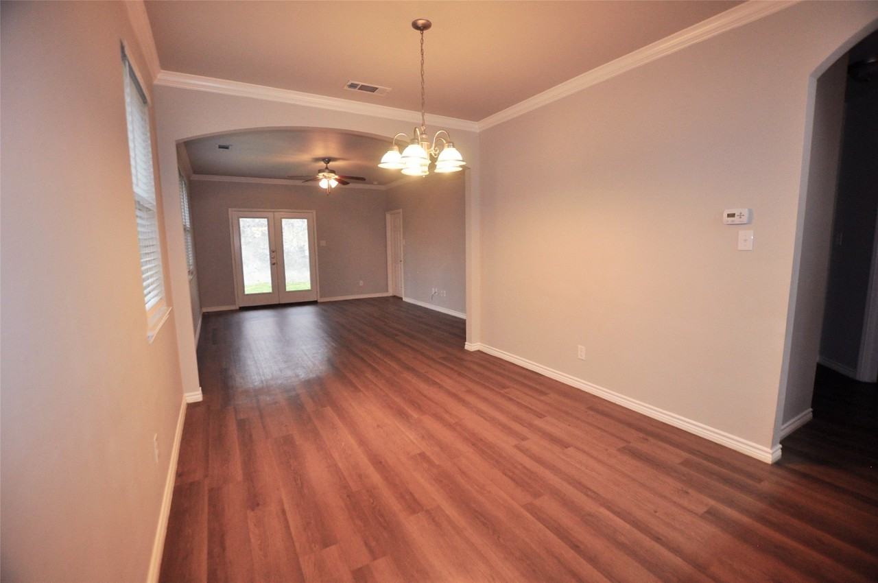 1102 Story Book Ln - Photo 3 of 16