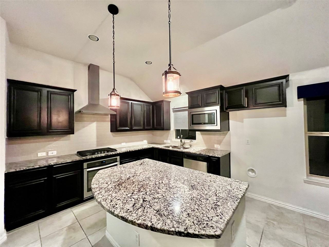 1429 Freesia Dr - Photo 6 of 22