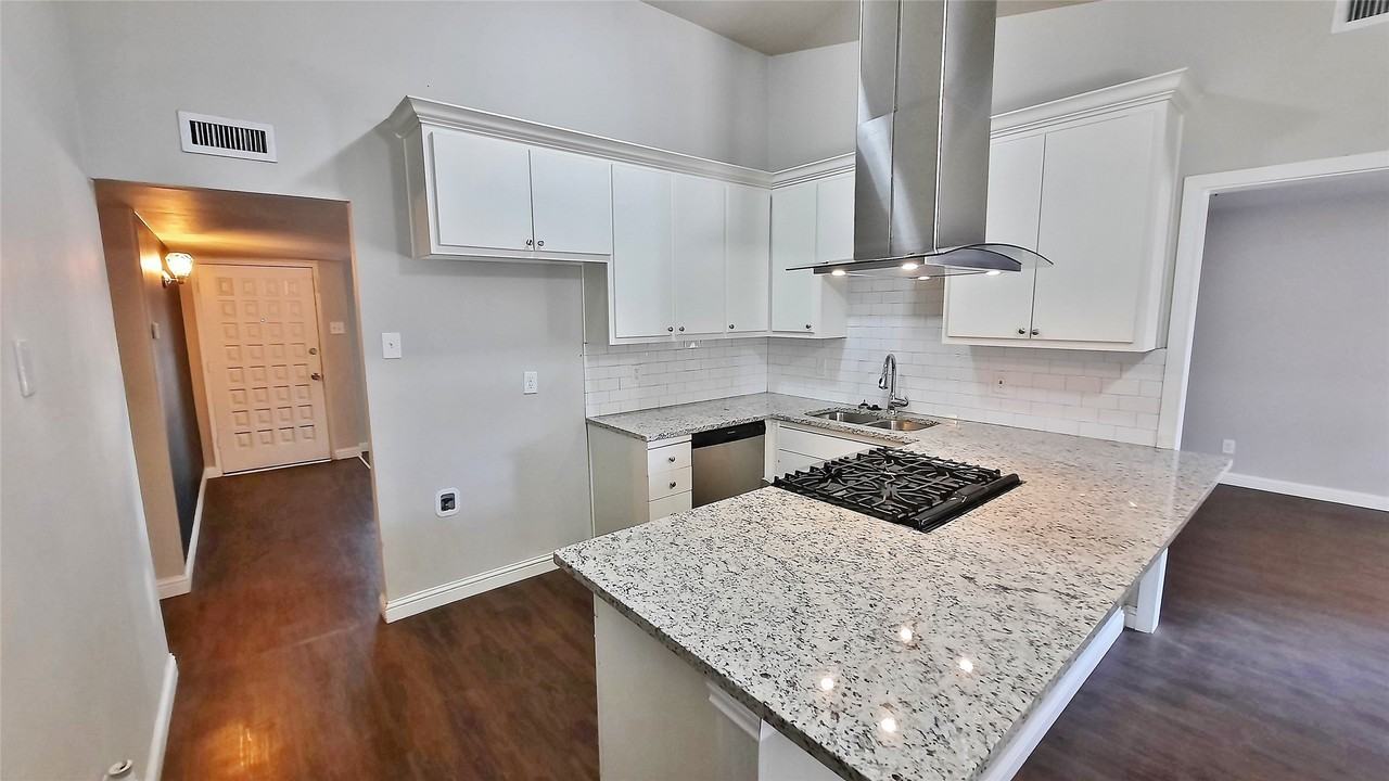 1320 Iris Ln - Photo 3 of 21