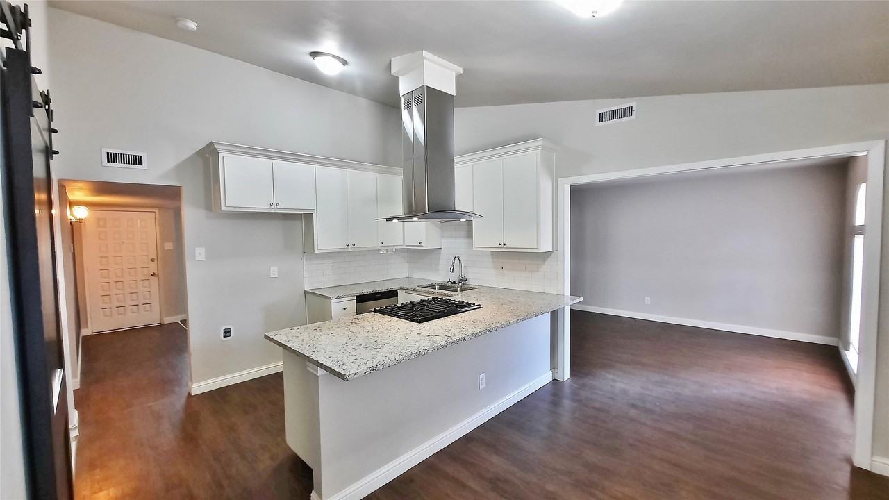 1320 Iris Ln - Photo 5 of 21