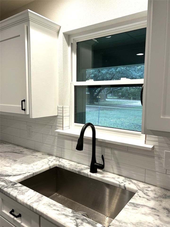 405 S 6th St - Photo 5 of 14