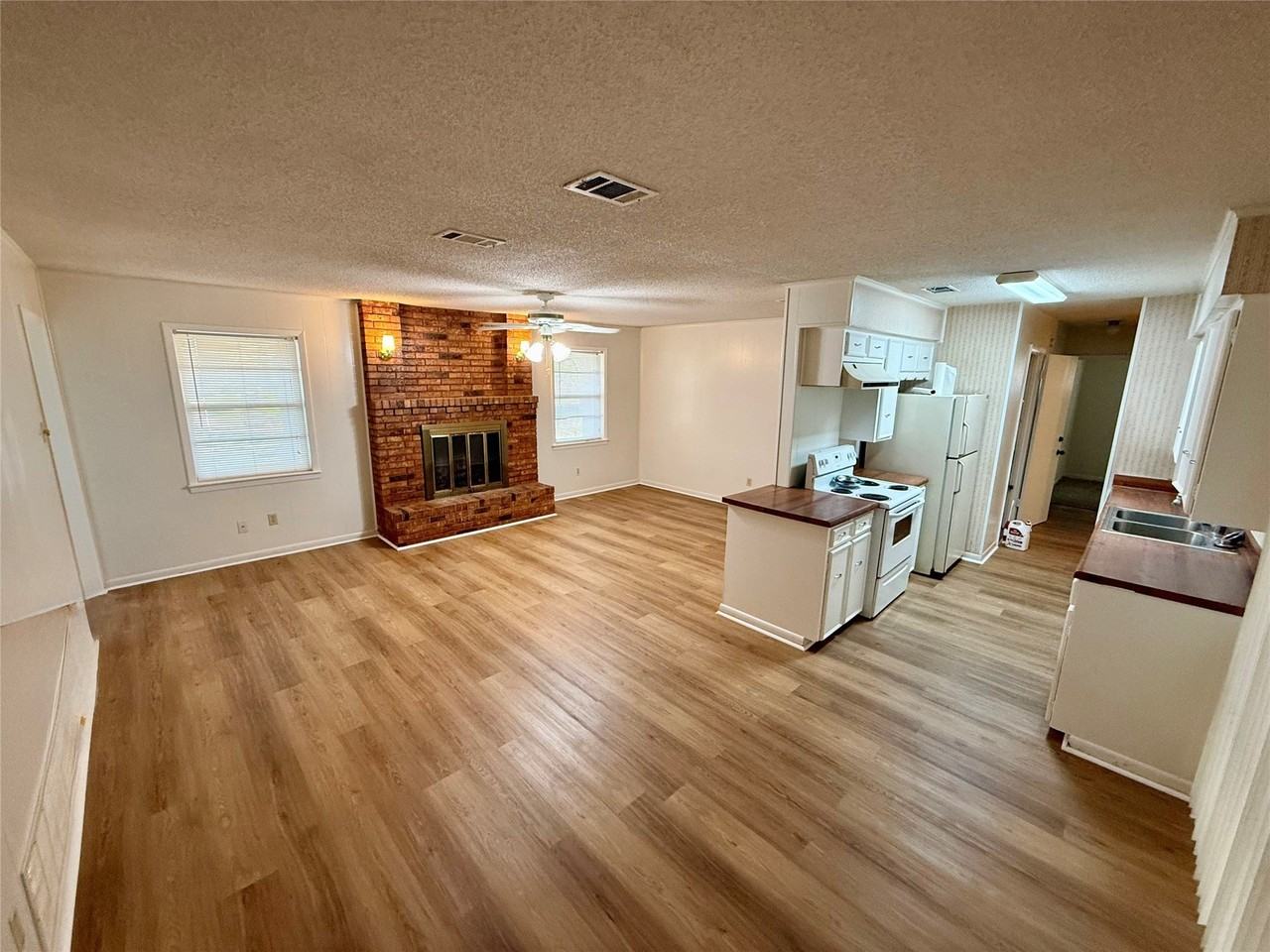 124 Poinsetta Cir - Photo 3 of 11