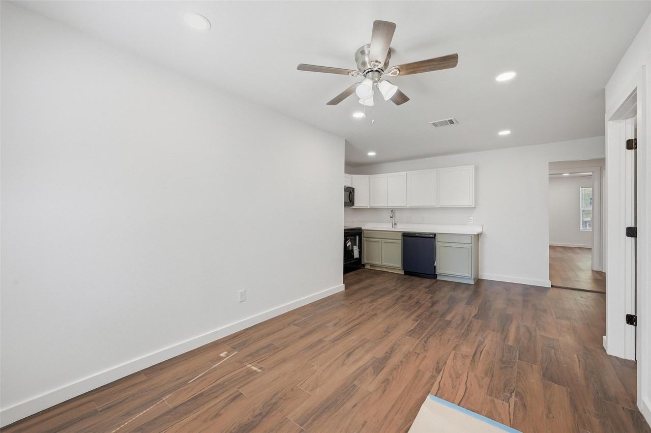 8708 Ronnie St - Photo 3 of 15
