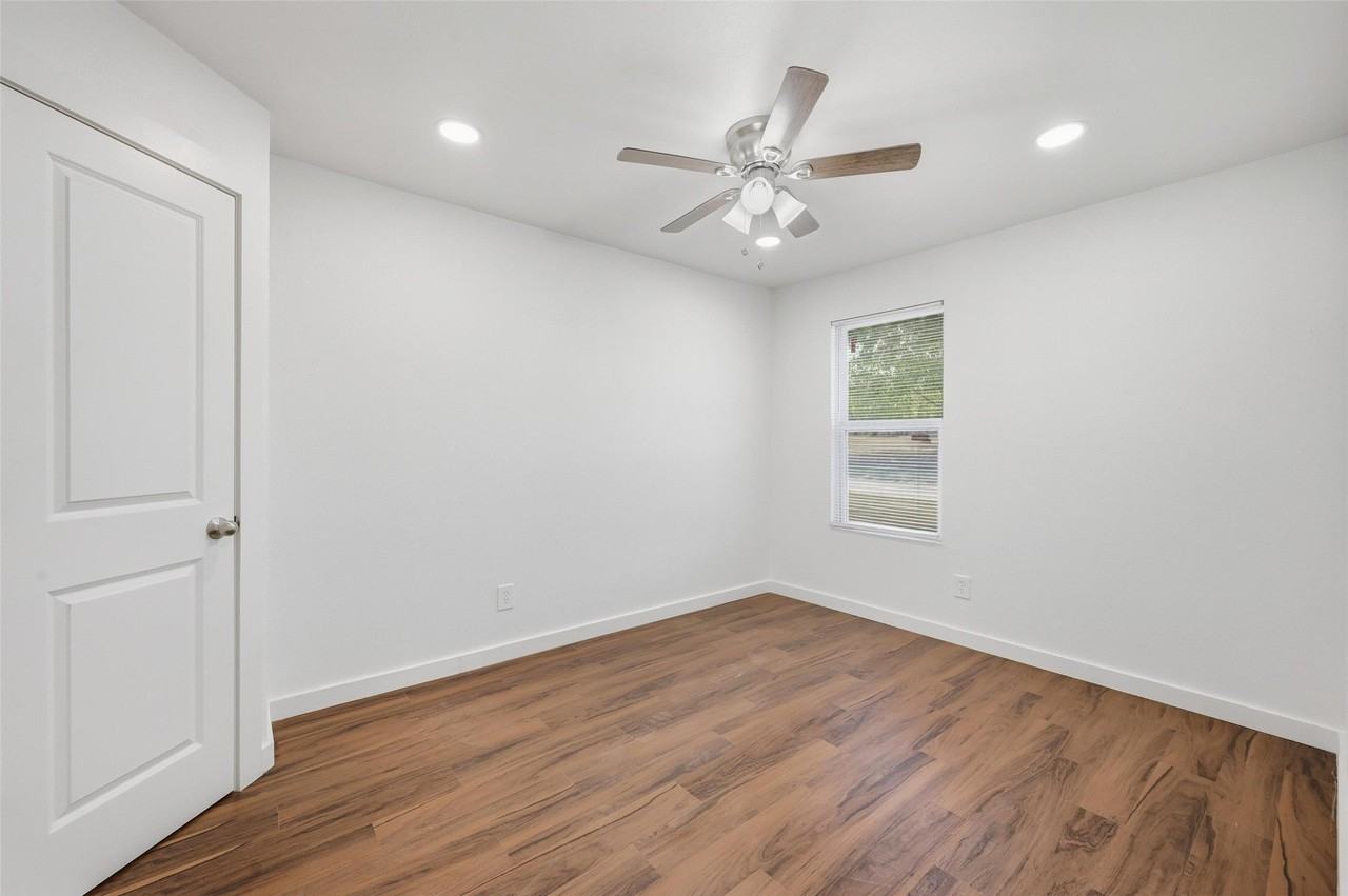 8708 Ronnie St - Photo 4 of 15