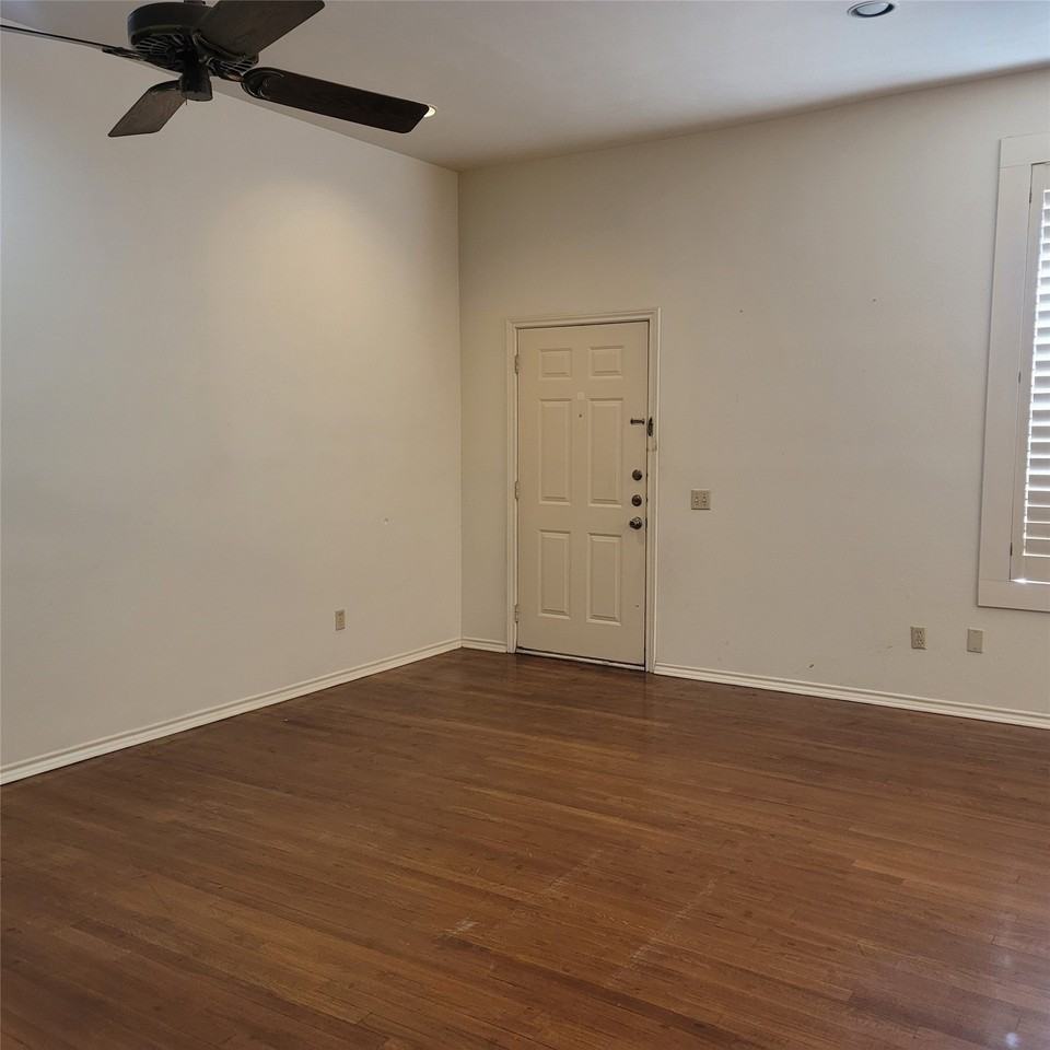 212 W Knox St #2 - Photo 6 of 11