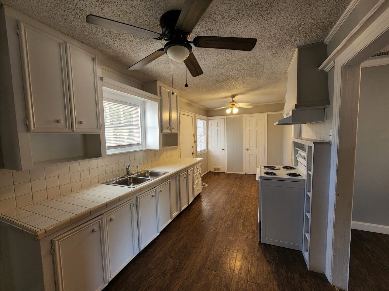 3249 S 11th St - Photo 4 of 9