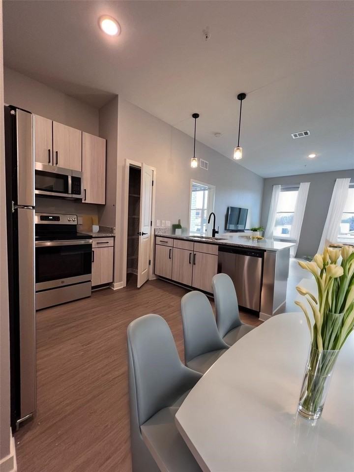 112 E Greenhill Ln #304 - Photo 4 of 10