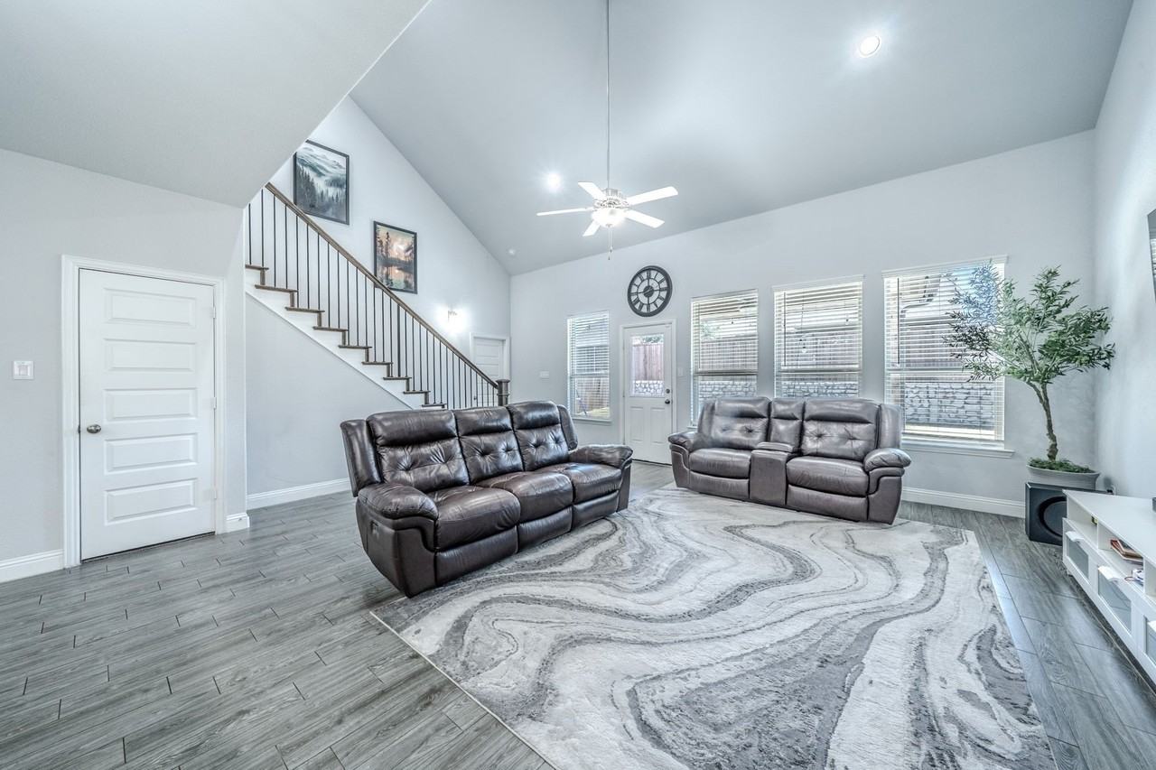 6132 Hightower St - Photo 3 of 25