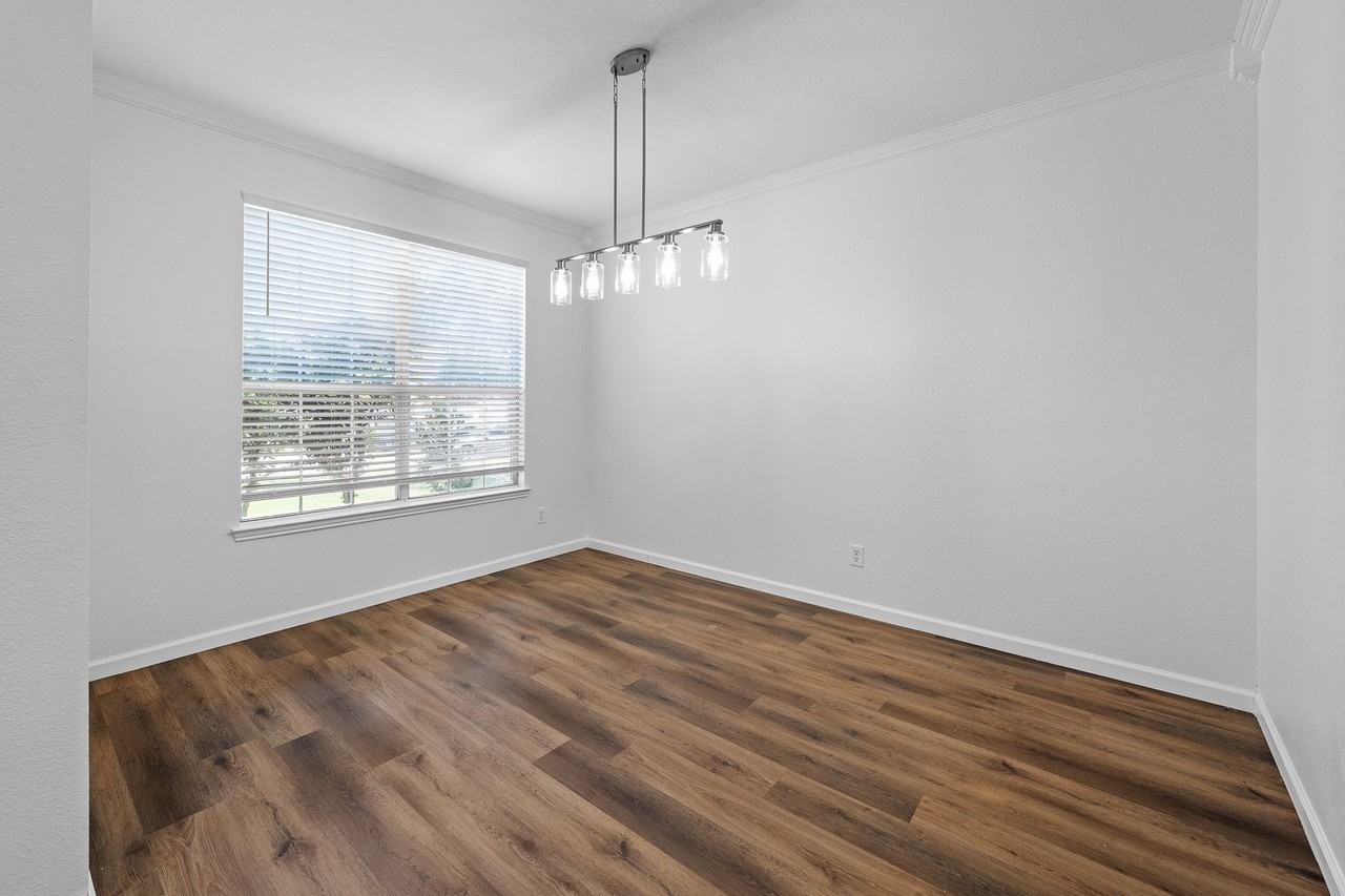 1052 Harriman Dr - Photo 4 of 17